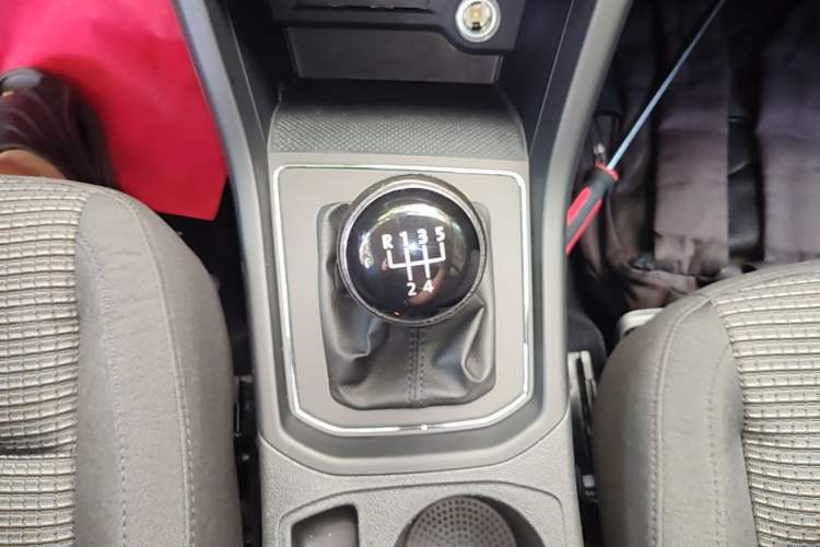 Used Volkswagen Touran 2016 Volkswagen Touran L 280TSI Manual Trend Edition Gear Lever