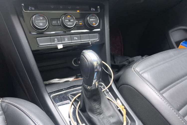Used Volkswagen Touran 2016 Volkswagen Touran L 280TSI DSG Comfort Edition Gear Lever