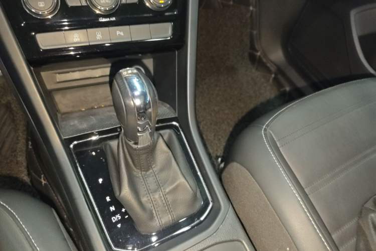 Used Volkswagen Touran 2016 Volkswagen Touran L 280TSI DSG Comfort Edition Gear Lever