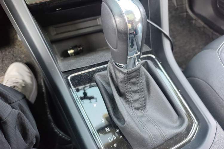 Used Volkswagen Touran 2016 Volkswagen Touran L 280TSI DSG Comfort Edition Gear Lever