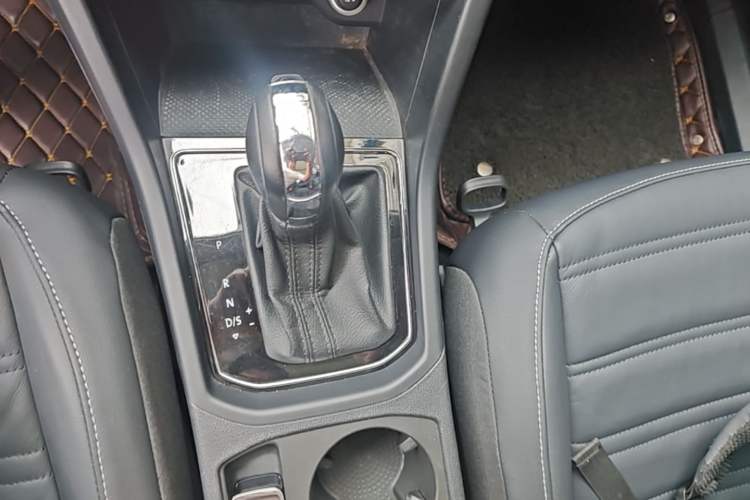 Used Volkswagen Touran 2016 Volkswagen Touran L 280TSI DSG Comfort Edition Gear Lever
