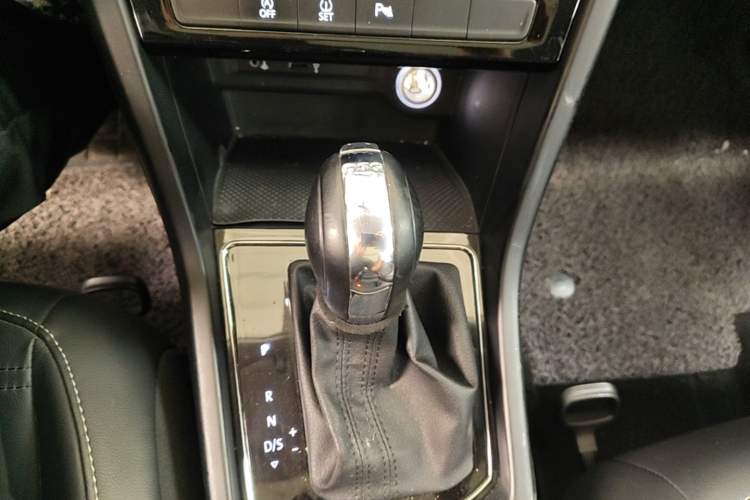 Used Volkswagen Touran 2016 Volkswagen Touran L 280TSI DSG Comfort Edition Gear Lever