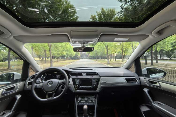 Used Volkswagen Touran 2016 Volkswagen Touran L 280TSI DSG Comfort Edition Interior 1