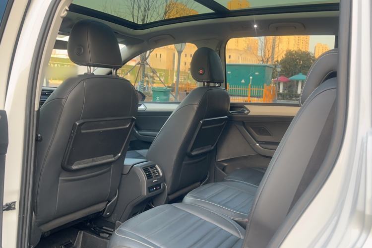 Used Volkswagen Touran 2016 Volkswagen Touran L 280TSI DSG Luxury Edition Interior 1