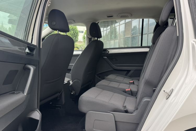 Used Volkswagen Touran 2016 Volkswagen Touran L 280TSI Manual Trend Edition Interior 1