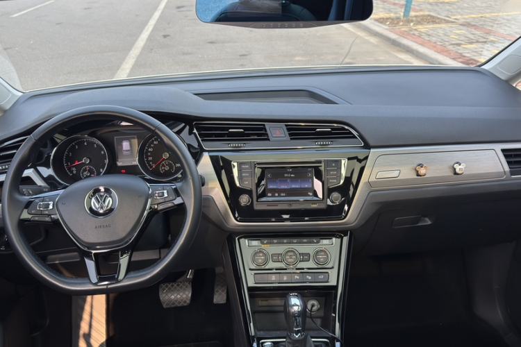 Used Volkswagen Touran 2016 Volkswagen Touran L 280TSI DSG Luxury Edition Interior 10
