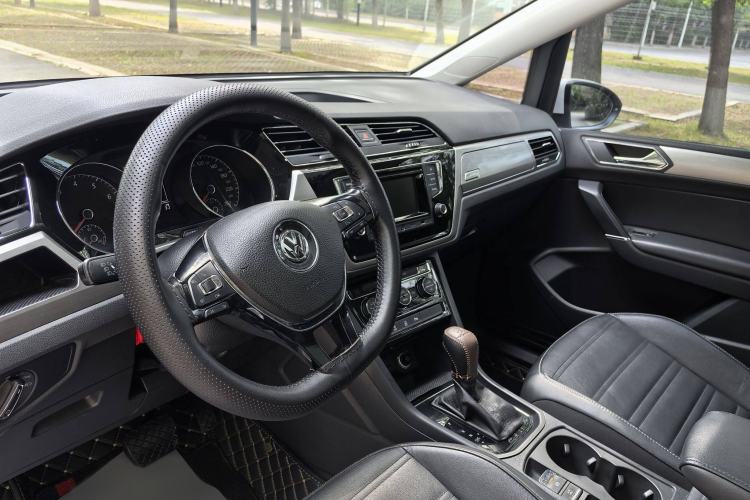 Used Volkswagen Touran 2016 Volkswagen Touran L 280TSI DSG Comfort Edition Interior 2