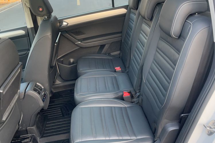 Used Volkswagen Touran 2016 Volkswagen Touran L 280TSI DSG Luxury Edition Interior 2