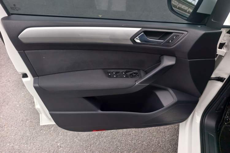 Used Volkswagen Touran 2016 Volkswagen Touran L 280TSI Manual Trend Edition Interior 2