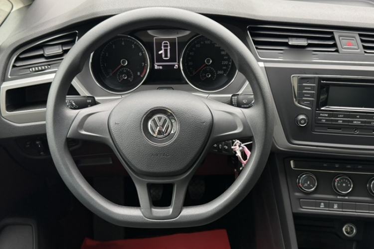 Used Volkswagen Touran 2016 Volkswagen Touran L 280TSI Manual Trend Edition Interior 2