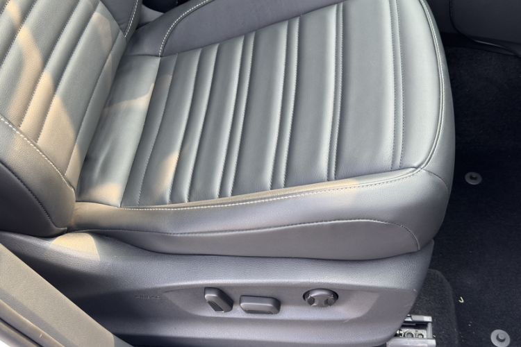 Used Volkswagen Touran 2016 Volkswagen Touran L 280TSI DSG Luxury Edition Interior 2