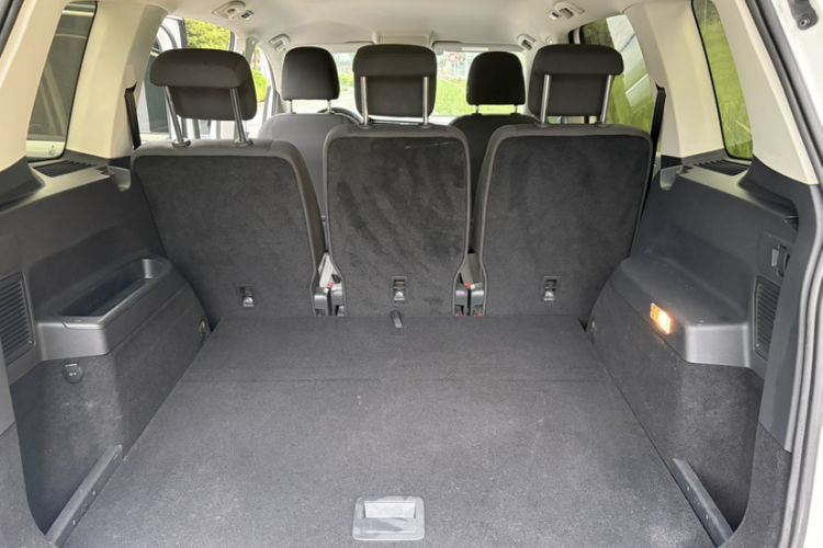 Used Volkswagen Touran 2016 Volkswagen Touran L 280TSI Manual Trend Edition Interior 3