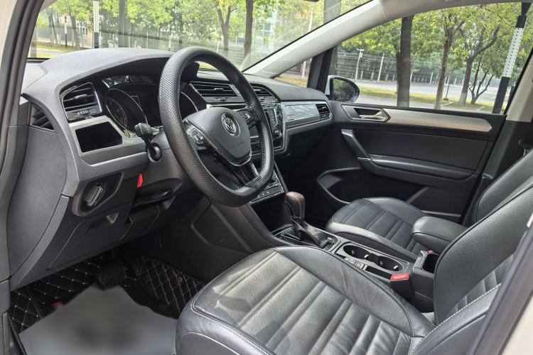 Used Volkswagen Touran 2016 Volkswagen Touran L 280TSI DSG Comfort Edition Interior 3