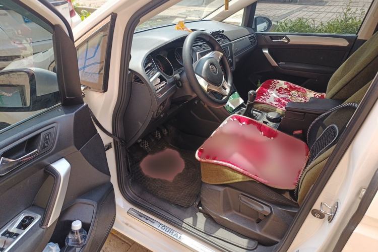 Used Volkswagen Touran 2016 Volkswagen Touran L 280TSI Manual Trend Edition Interior 3