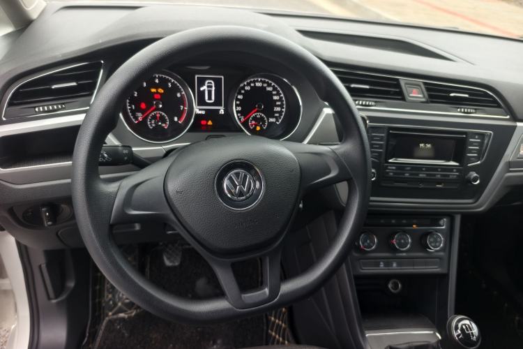 Used Volkswagen Touran 2016 Volkswagen Touran L 280TSI Manual Trend Edition Interior 3