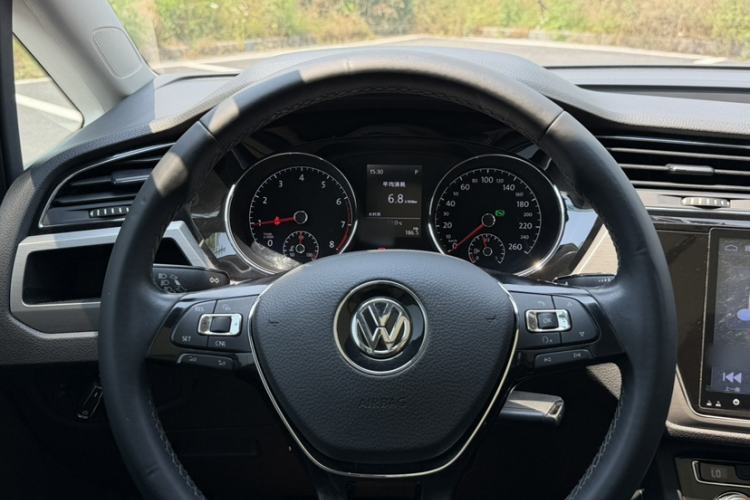 Used Volkswagen Touran 2016 Volkswagen Touran L 280TSI DSG Comfort Edition Interior 3