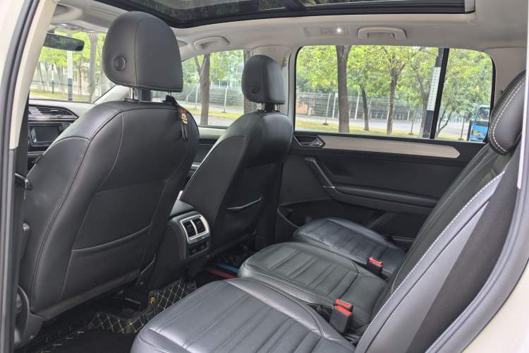 Used Volkswagen Touran 2016 Volkswagen Touran L 280TSI DSG Comfort Edition Interior 4
