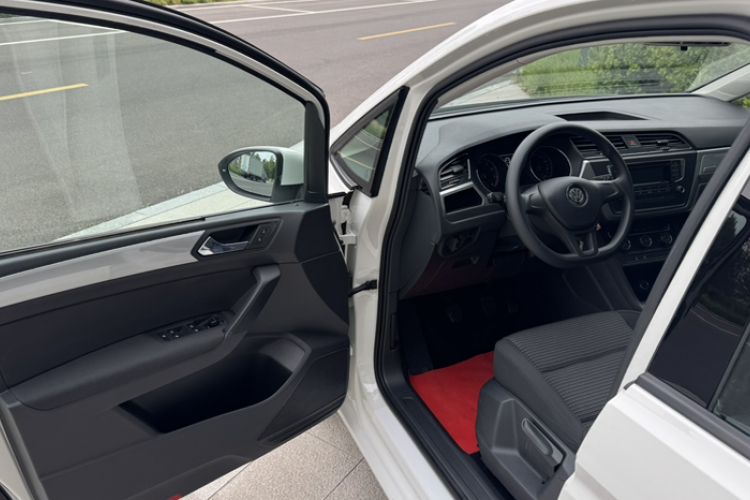 Used Volkswagen Touran 2016 Volkswagen Touran L 280TSI Manual Trend Edition Interior 4