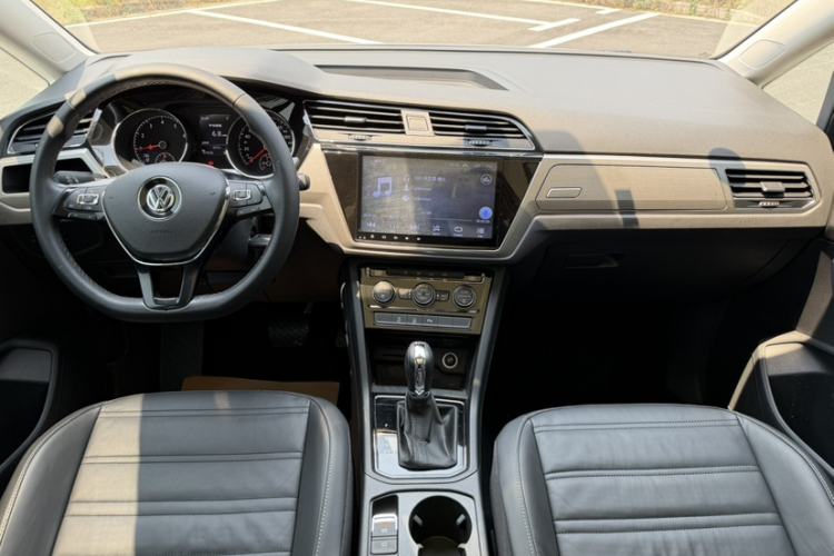 Used Volkswagen Touran 2016 Volkswagen Touran L 280TSI DSG Comfort Edition Interior 4