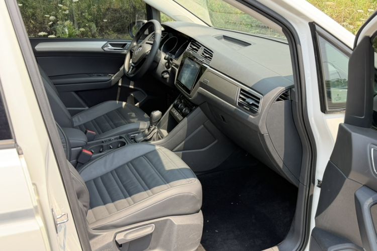 Used Volkswagen Touran 2016 Volkswagen Touran L 280TSI DSG Comfort Edition Interior 6