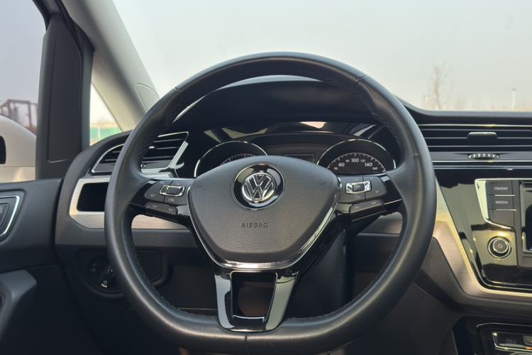 Used Volkswagen Touran 2016 Volkswagen Touran L 280TSI DSG Luxury Edition Interior 6