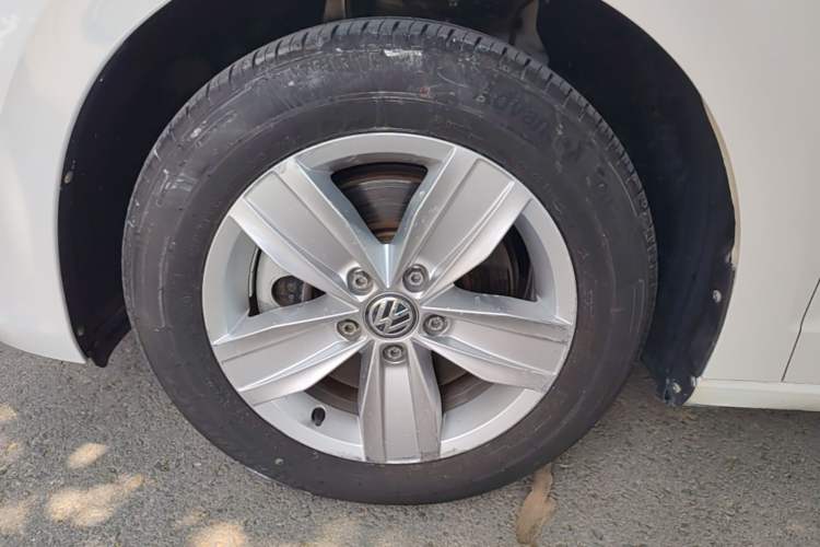 Used Volkswagen Touran 2016 Volkswagen Touran L 280TSI Manual Trend Edition Left Front Wheel Hub