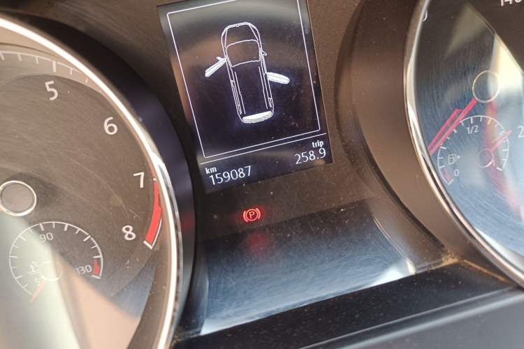 Used Volkswagen Touran 2016 Volkswagen Touran L 280TSI Manual Trend Edition Odometer Close Up
