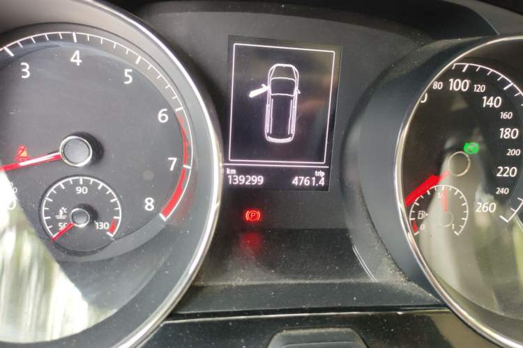 Used Volkswagen Touran 2016 Volkswagen Touran L 280TSI DSG Comfort Edition Odometer Close Up