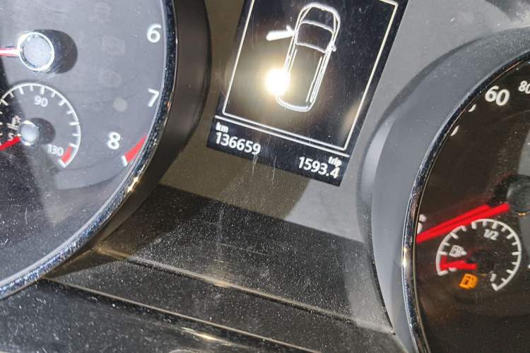 Used Volkswagen Touran 2016 Volkswagen Touran L 280TSI DSG Comfort Edition Odometer Close Up