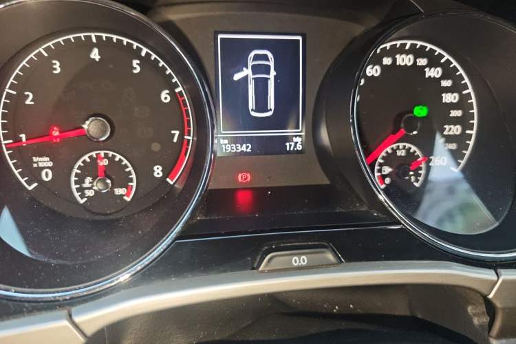 Used Volkswagen Touran 2016 Volkswagen Touran L 280TSI DSG Comfort Edition Odometer Close Up