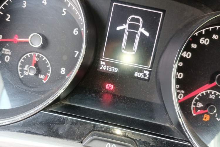 Used Volkswagen Touran 2016 Volkswagen Touran L 280TSI DSG Comfort Edition Odometer Close Up