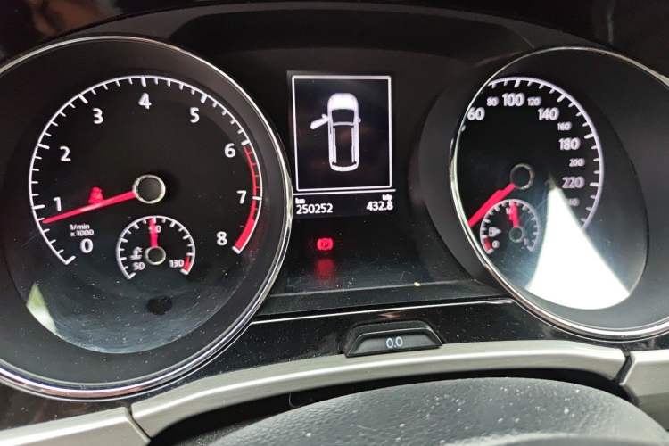 Used Volkswagen Touran 2016 Volkswagen Touran L 280TSI DSG Comfort Edition Odometer Close Up