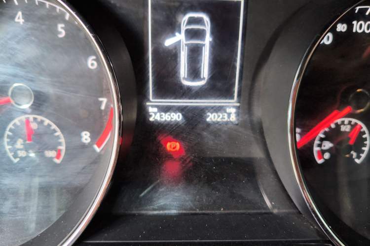 Used Volkswagen Touran 2016 Volkswagen Touran L 280TSI DSG Comfort Edition Odometer Close Up