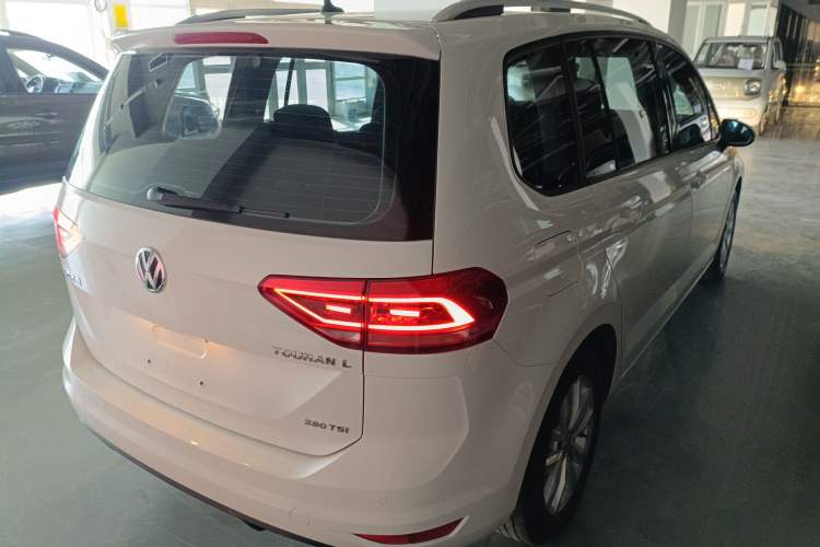 Used Volkswagen Touran 2016 Volkswagen Touran L 280TSI DSG Comfort Edition Rear Right 45 Deg