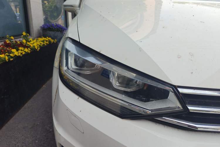 Used Volkswagen Touran 2016 Volkswagen Touran L 280TSI DSG Luxury Edition Right Front Headlight