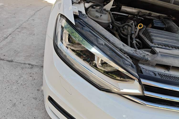 Used Volkswagen Touran 2016 Volkswagen Touran L 280TSI DSG Comfort Edition Right Front Headlight