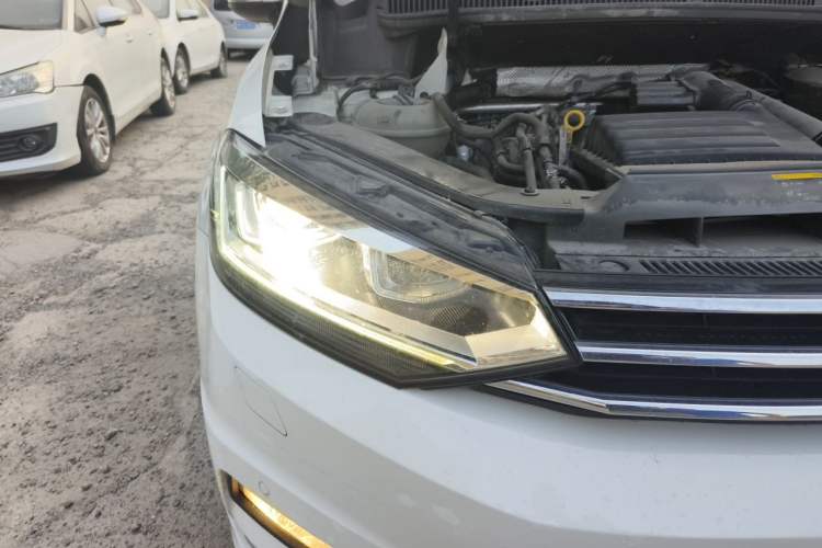Used Volkswagen Touran 2016 Volkswagen Touran L 280TSI DSG Comfort Edition Right Front Headlight