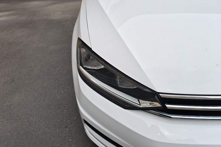 Used Volkswagen Touran 2016 Volkswagen Touran L 280TSI Manual Comfort Edition Right Front Headlight
