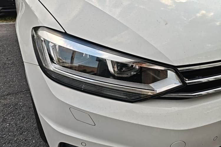 Used Volkswagen Touran 2016 Volkswagen Touran L 280TSI DSG Comfort Edition Right Front Headlight