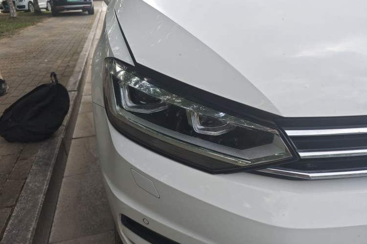 Used Volkswagen Touran 2016 Volkswagen Touran L 280TSI DSG Luxury Edition Right Front Headlight