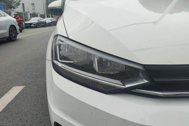 Used Volkswagen Touran 2016 Volkswagen Touran L 280TSI Manual Trend Edition Right Front Headlight