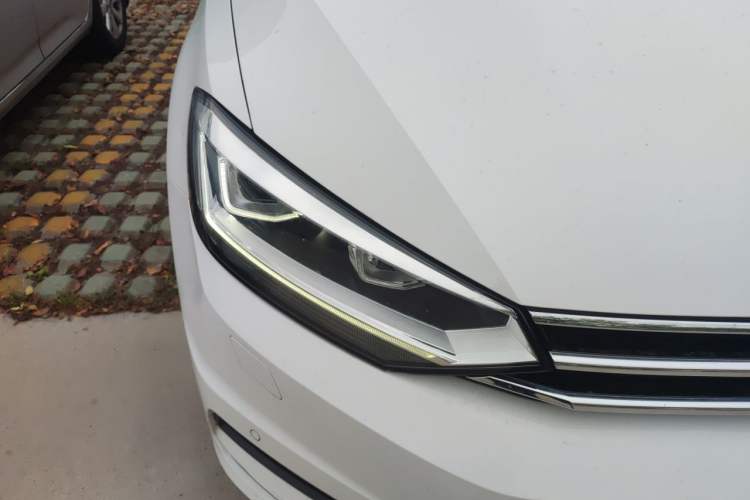 Used Volkswagen Touran 2016 Volkswagen Touran L 280TSI DSG Comfort Edition Right Front Headlight