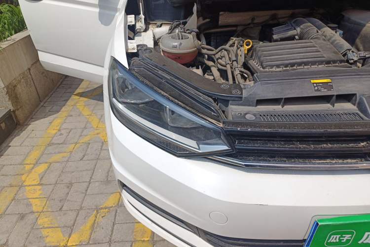 Used Volkswagen Touran 2016 Volkswagen Touran L 280TSI Manual Trend Edition Right Front Headlight