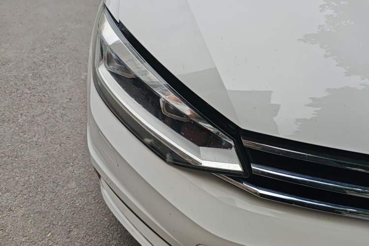 Used Volkswagen Touran 2016 Volkswagen Touran L 280TSI DSG Comfort Edition Right Front Headlight
