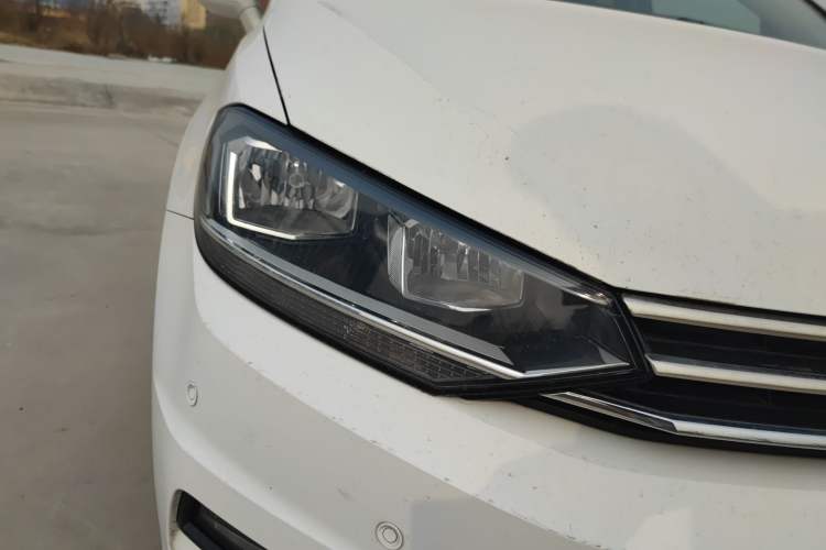 Used Volkswagen Touran 2016 Volkswagen Touran L 280TSI Manual Trend Edition Right Front Headlight
