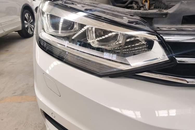 Used Volkswagen Touran 2016 Volkswagen Touran L 280TSI DSG Comfort Edition Right Front Headlight