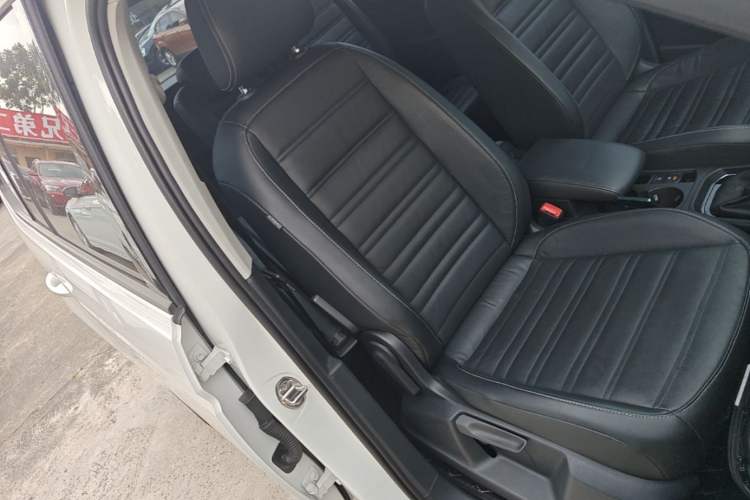 Used Volkswagen Touran 2016 Volkswagen Touran L 280TSI DSG Comfort Edition Right Front Seat