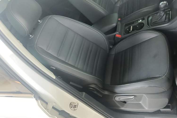 Used Volkswagen Touran 2016 Volkswagen Touran L 280TSI DSG Comfort Edition Right Front Seat