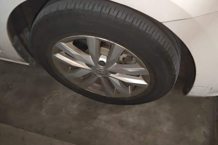 Used Volkswagen Touran 2016 Volkswagen Touran L 280TSI DSG Comfort Edition Right Front Wheel Hub