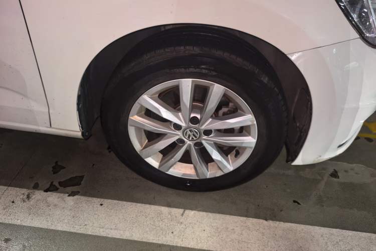 Used Volkswagen Touran 2016 Volkswagen Touran L 280TSI DSG Comfort Edition Right Front Wheel Hub